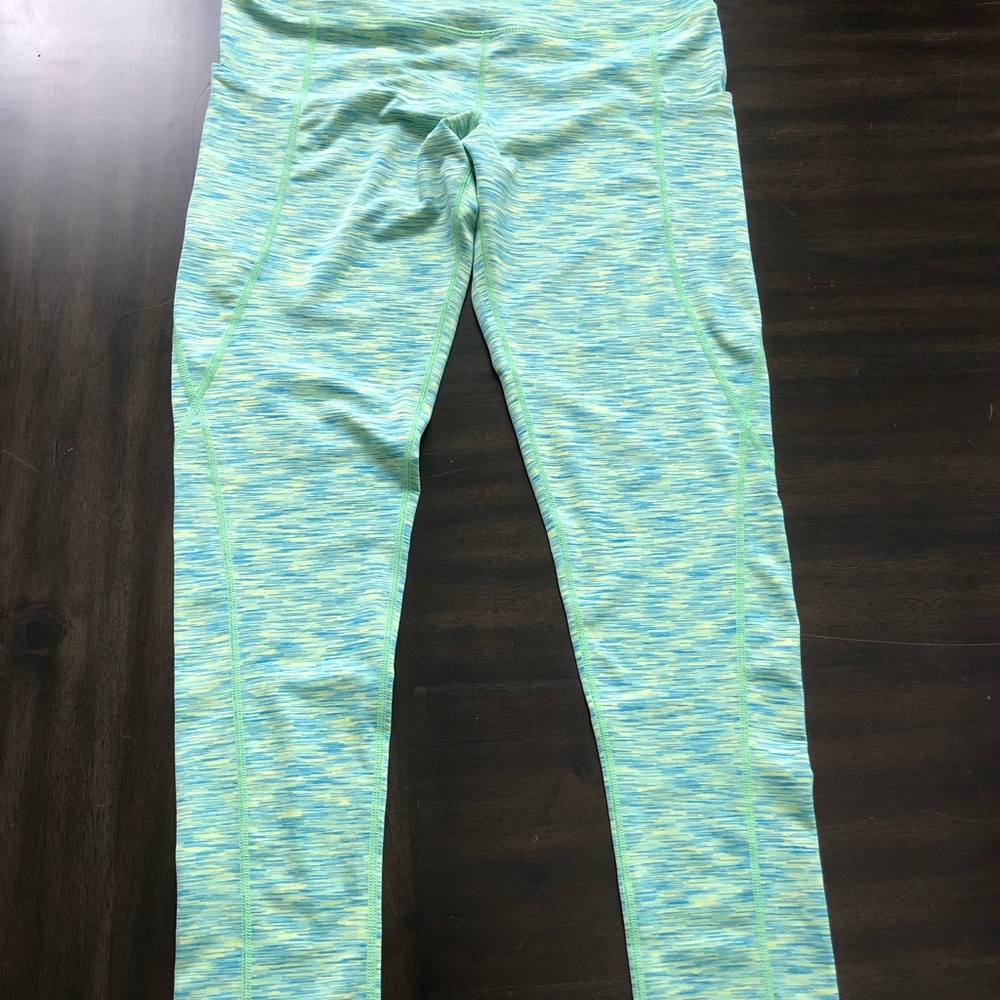 Size Medium Women’s Oalka Yoga Pants With Pockets
